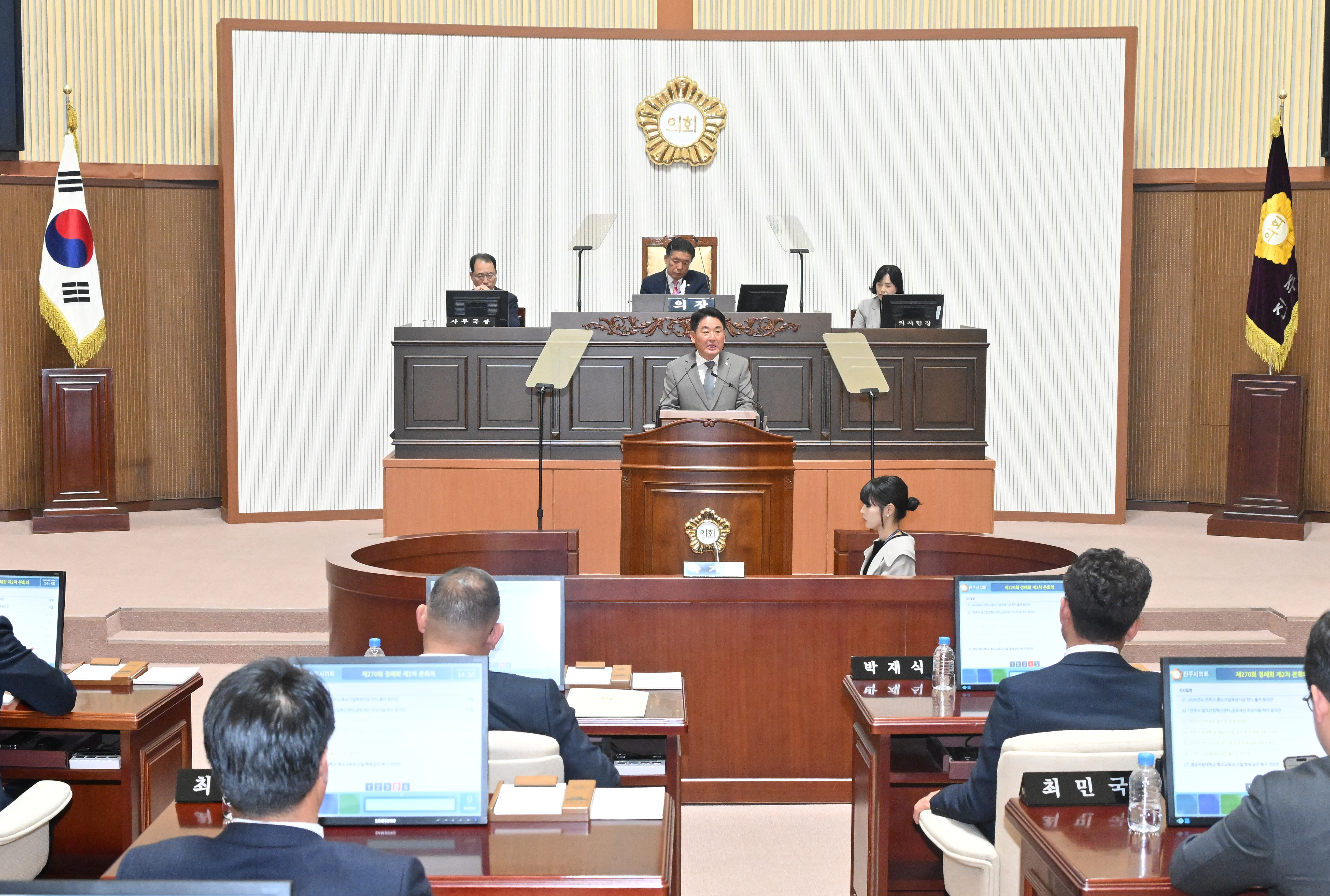 '제270회 제2차 정례회 제2차 본회의 (진주시 안락공원 설치 및 운영 조례안 표결(보류동의) )' 게시글의 사진(2) '진주시 안락공원 설치 및 운영 조례안 표결(보류동의) 서정인 의원  (5).JPG'