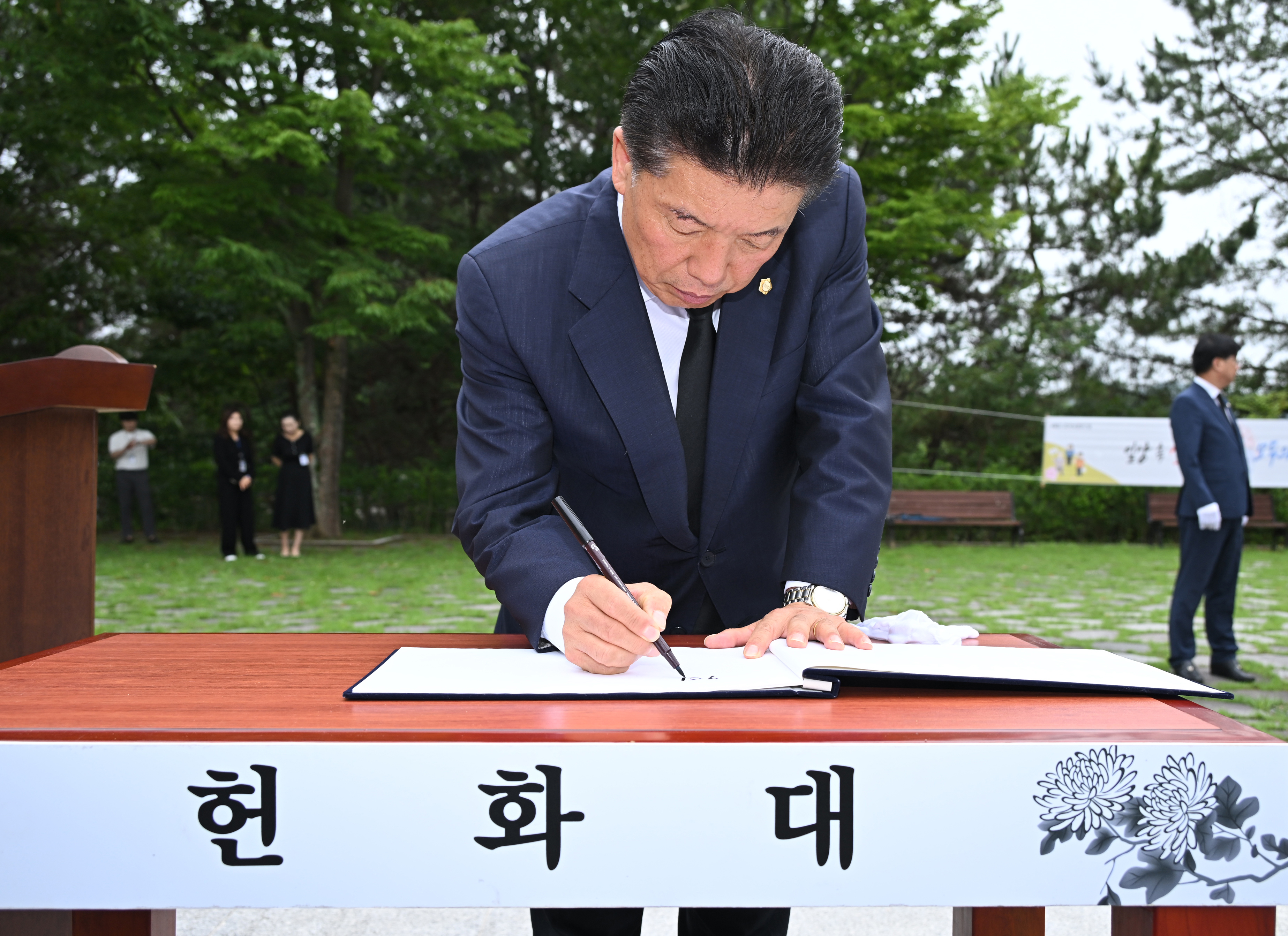 '제9대 진주시의회 후반기 의장단 참배(충혼탑)' 게시글의 사진(17) 'DSC_4737.JPG'
