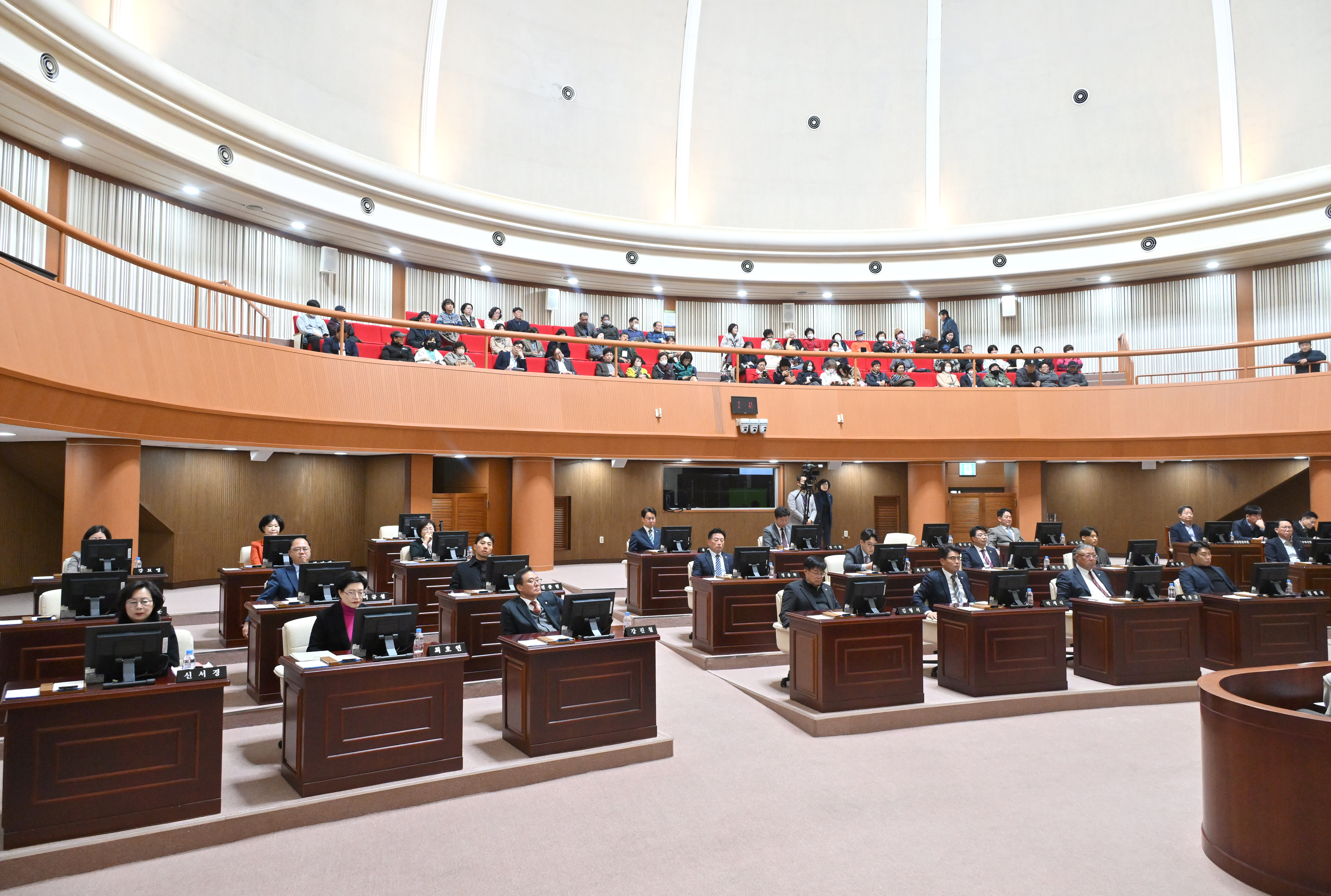 '제270회 제2차 정례회 제2차 본회의 (진주시 안락공원 설치 및 운영 조례안 표결(보류동의) )' 게시글의 사진(11) 'DSC_5219.JPG'