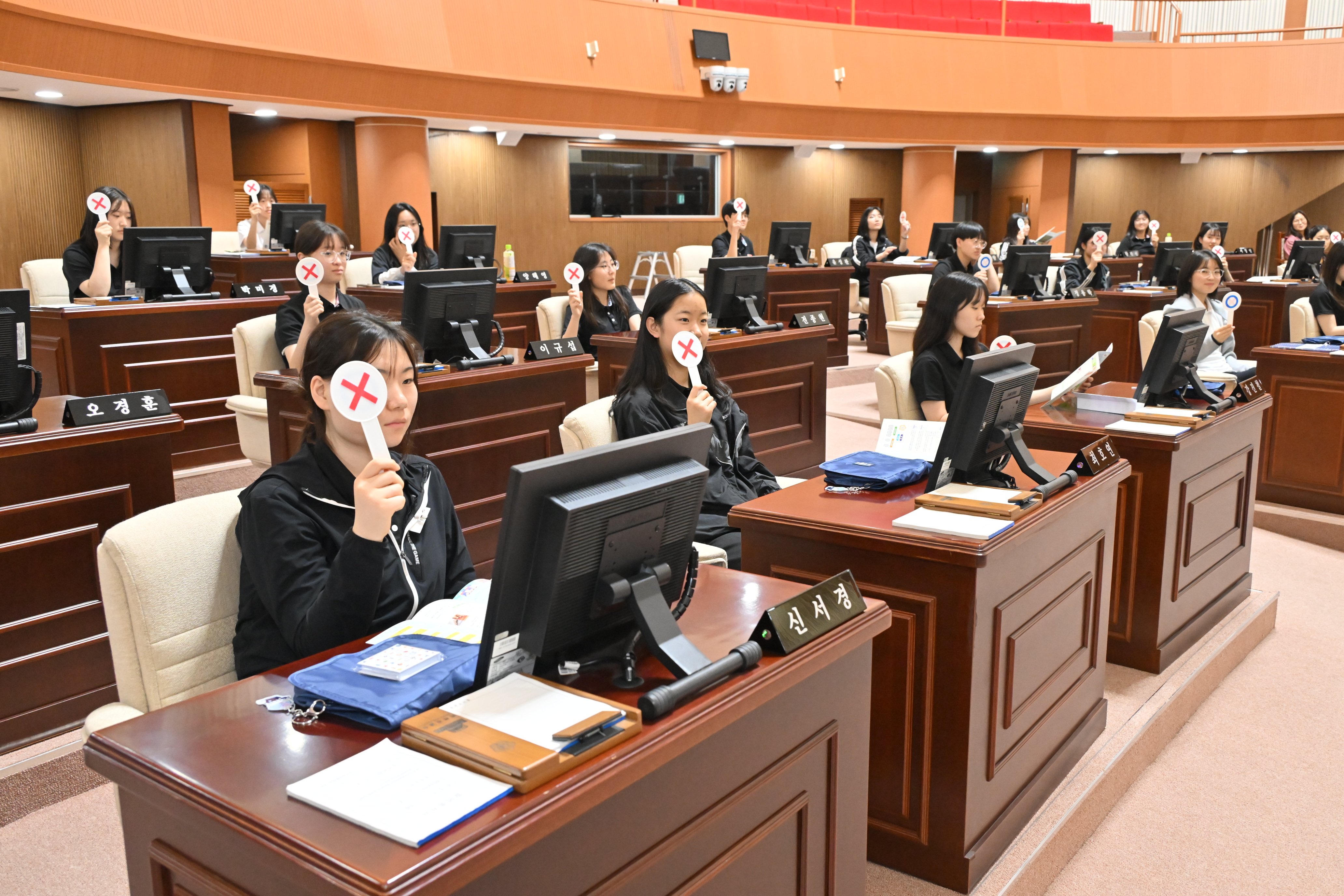 '제9대 진주시의회 후반기 1년 ‘성숙한 지방의회 변화’' 게시글의 사진(6) '제일여고 의회 견학프로그램 모습_풀뿌리 민주주의 교육의 전당으로 활약을 넓혀가고 있따.JPG'