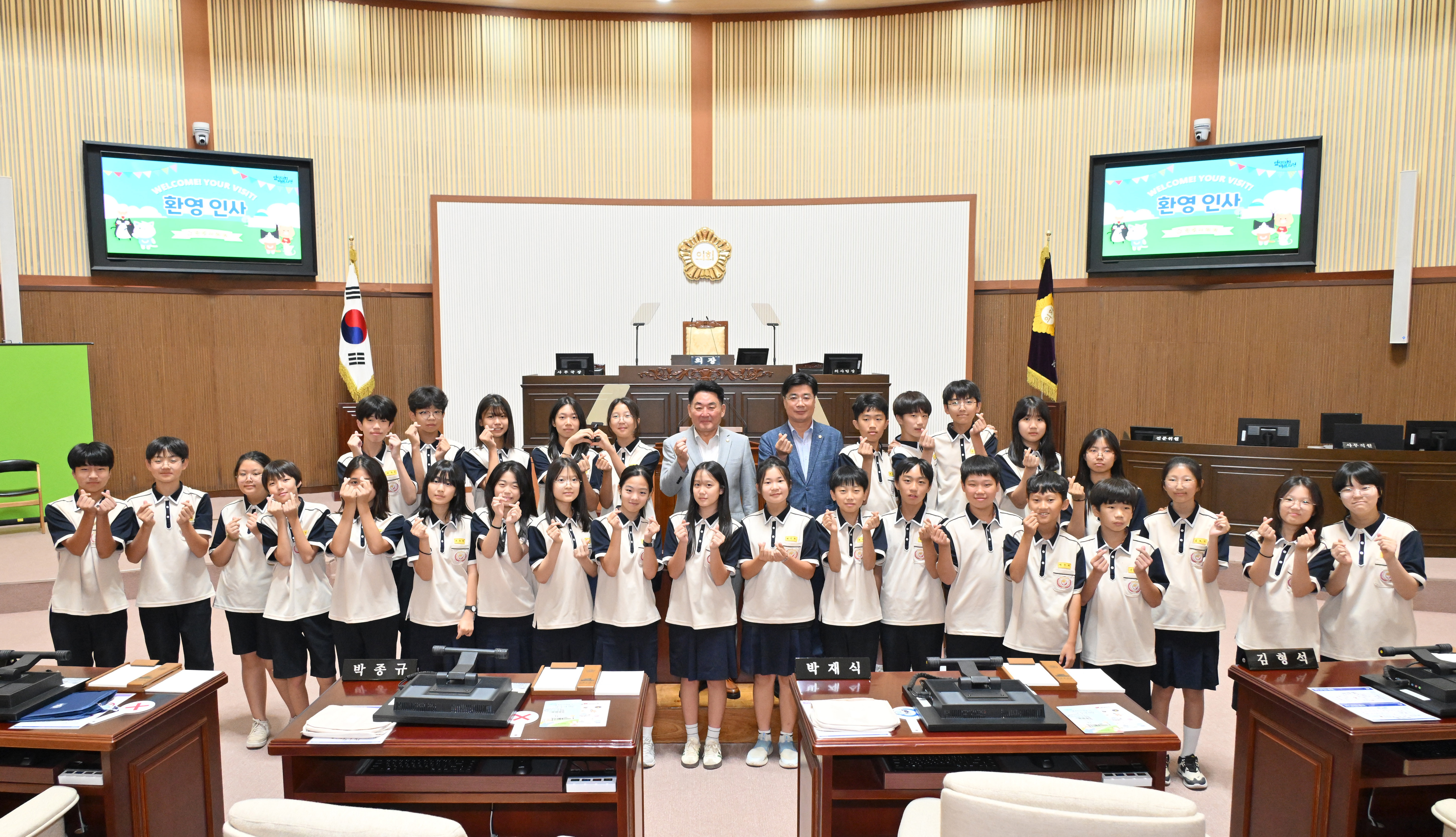 '진주시의회 청소년 견학 활발…시의원과 함께 민주주의 수업' 게시글의 사진(1) '선인국제중학교 학생들과 학교 소재지 지역구 의원(왼)서정인(오)최신용).jpg'