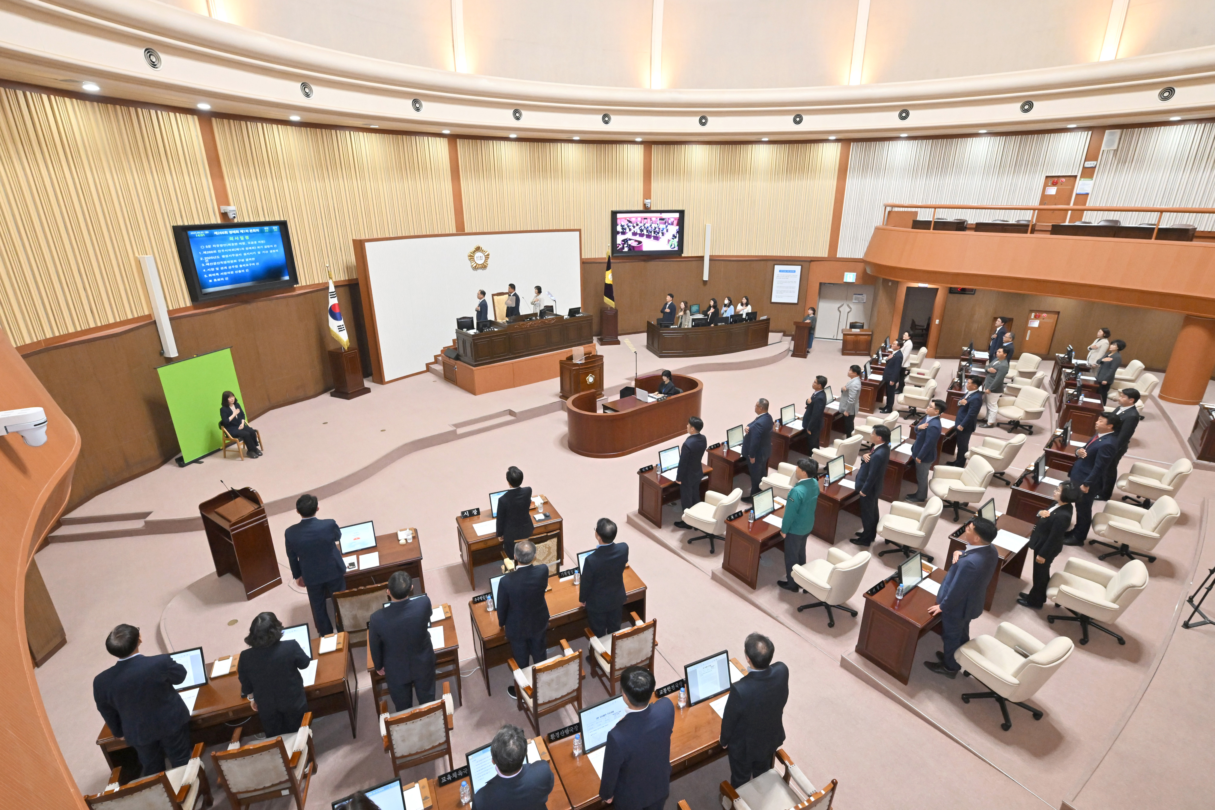 '제9대 진주시의회 후반기 1년 ‘성숙한 지방의회 변화’' 게시글의 사진(5) '제266회 제1차 정례회 본회의장에서 의원들이 국기를 향해 경례하고 있다.JPG'