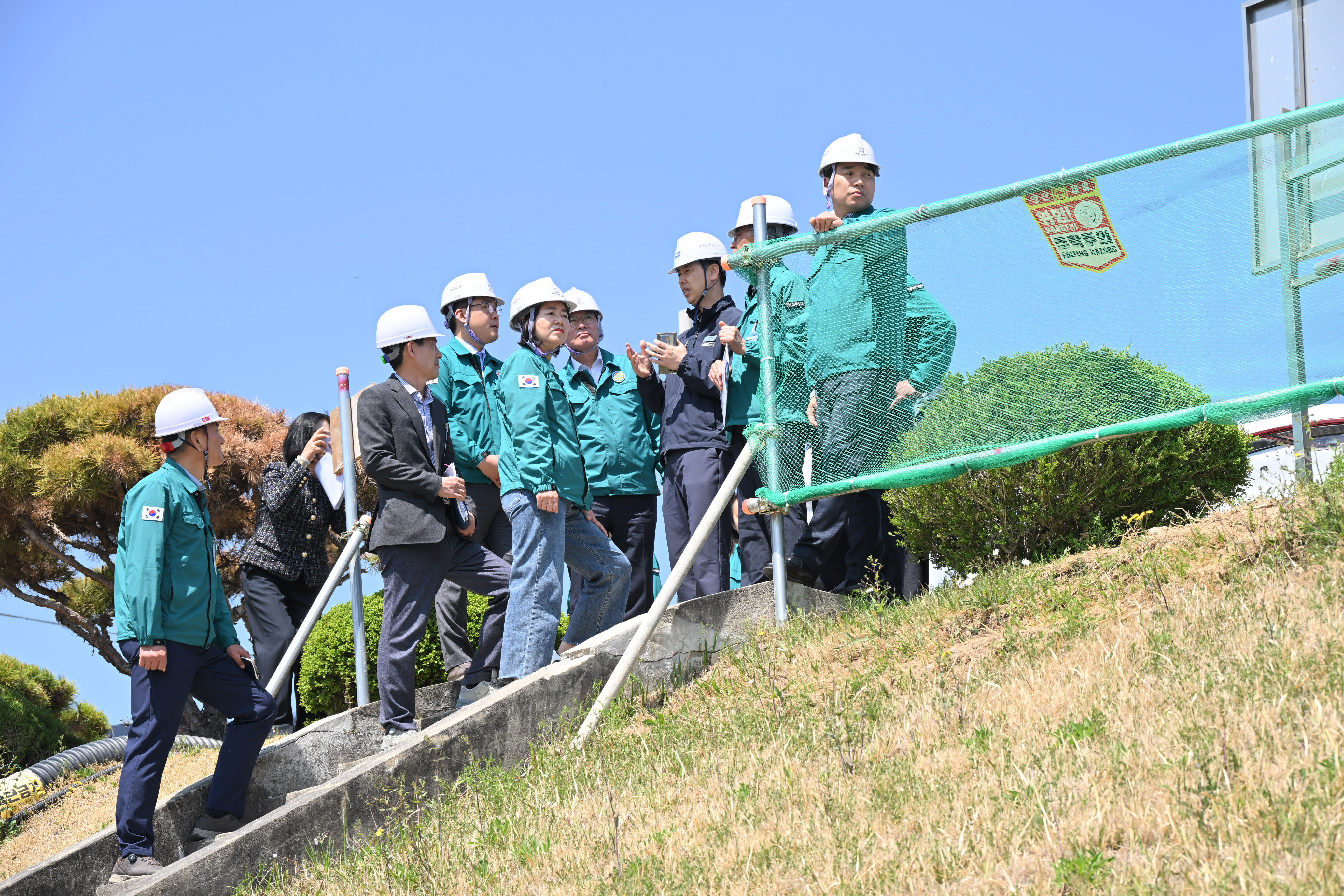 '제9대 진주시의회 후반기 1년 ‘성숙한 지방의회 변화’' 게시글의 사진(4) '상임위현장방문(도시환경위는 진주시 통합정수장 설치 사업 현장에서 안전을 최우선시 할 것을 요구했다).JPG'
