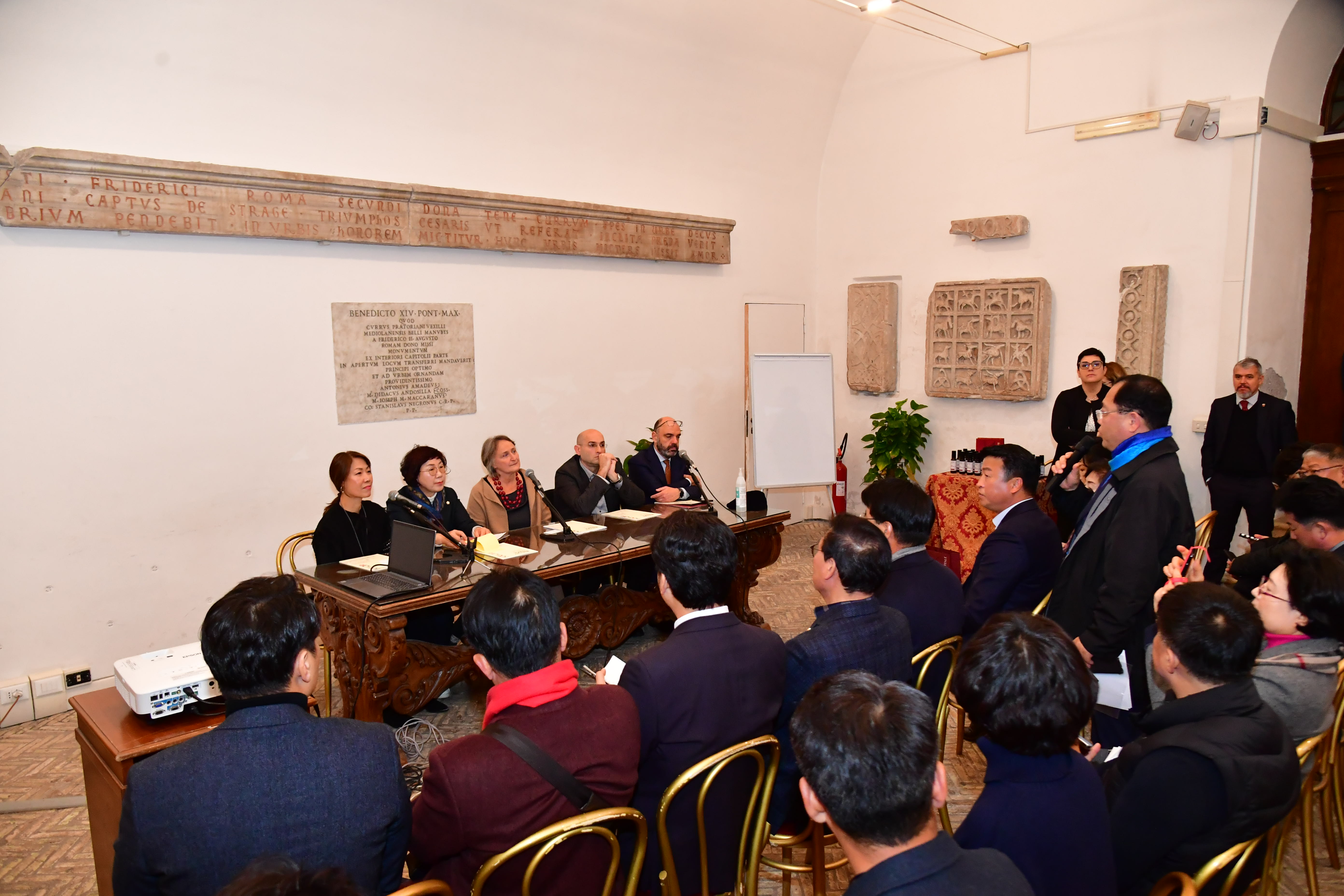 '진주시의회, 이탈리아 공무국외연수 성공적으로 마쳐' 게시글의 사진(3) '로마시의회에서 진주시의원들이 로마의 정책에 관해 질의했다.JPG'