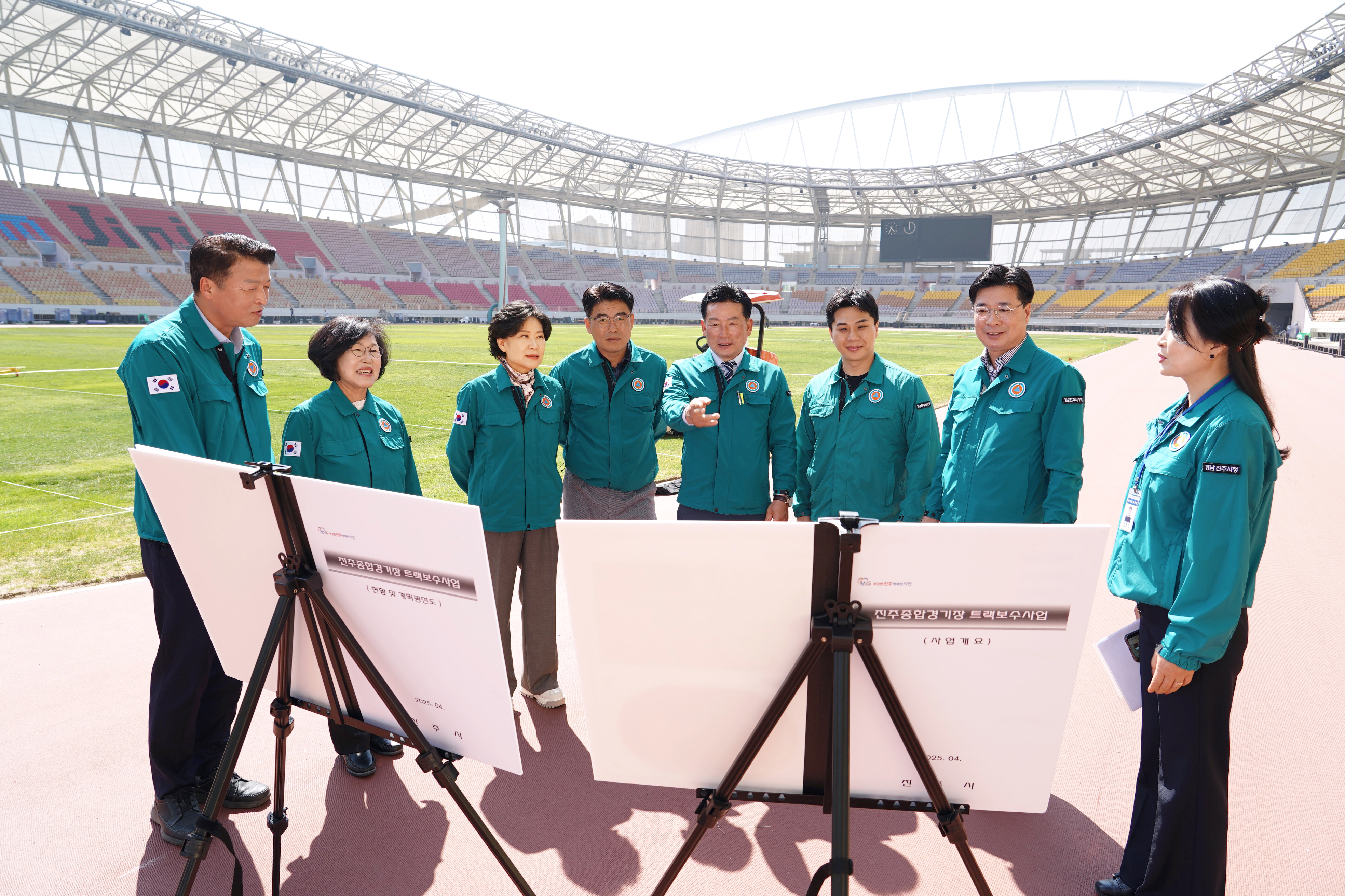 '제9대 진주시의회 후반기 1년 ‘성숙한 지방의회 변화’' 게시글의 사진(3) '상임위현장방문(기획문화위는 경남도민체전이 열리는 경기장 곳곳을 찾아 준비상황을 점검했다).jpg'